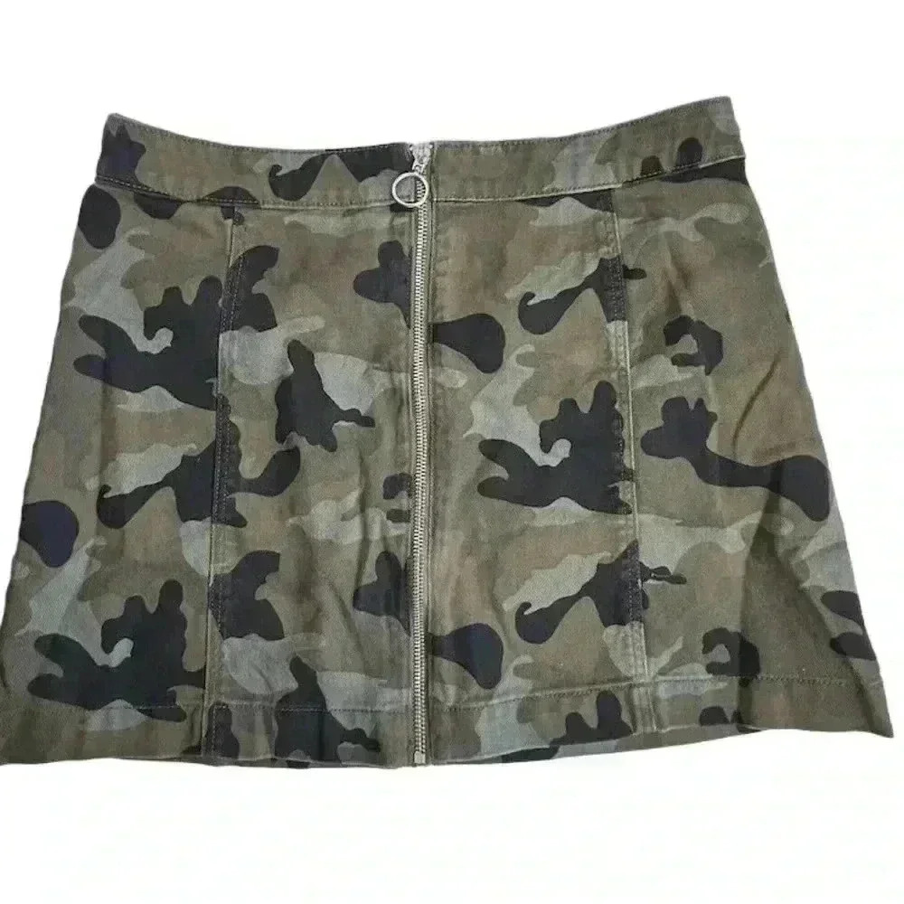 H&M Divided Women's Camo‎ Print Zip Up Mini Skirt Size 10 Casual
